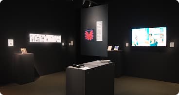 灰暗晦澀的展間