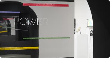 串聯展間的鏡面隧道