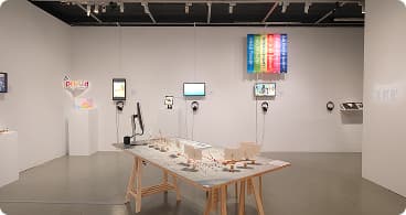 明亮多彩的展間